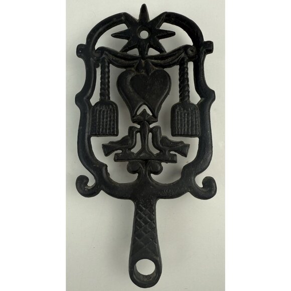 Vintage Wilton Cast Iron  Footed Trivets - Cherubs and‎ Birds Design - Set of 2 - Picture 3 of 8